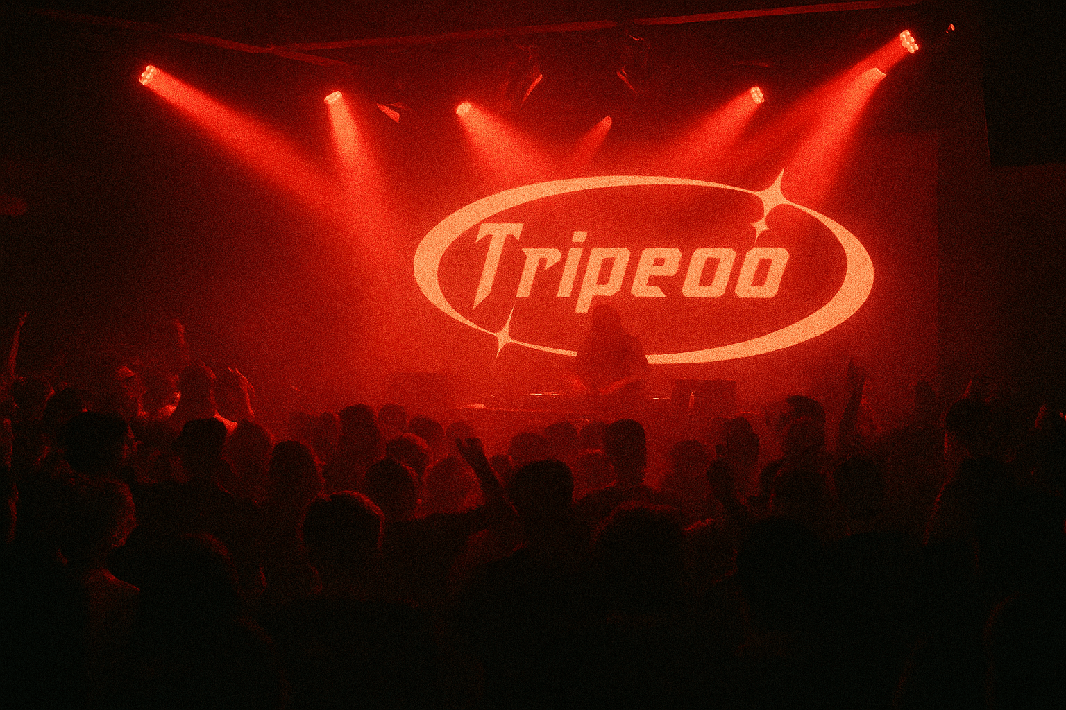 Rave dentro de un club con un espacio mediano. Detrás del DJ en la pantalla de visuales el logo de Tripeoo, las luces del lugar tienen que ser rojas. Que se vea esa vibra y la gente disfrutando de la fiesta. Con un desenfoque y granulado.