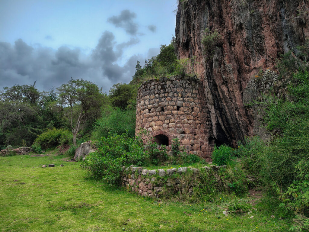 pequeña construcción con forma de toore o reservorio inca zona baja de inkilltambo