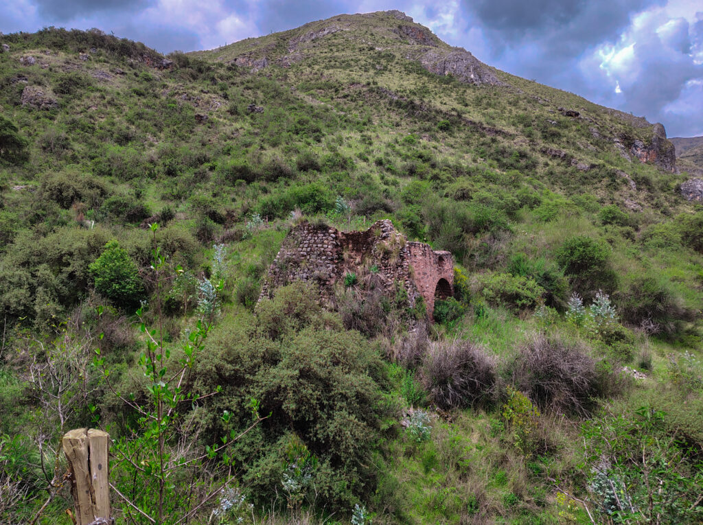 vestigio inca destruido por el pasar del tiempo y la naturaleza parte del recorrido de inkilltambo
